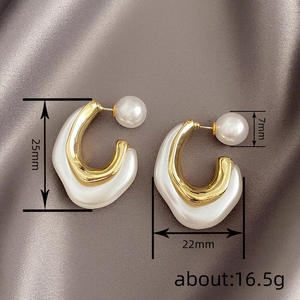 Boucles d'oreilles dorées E4776 avec fausses perles blanches, design géométrique, style minimaliste pour un usage quotidien féminin - Product Image 6