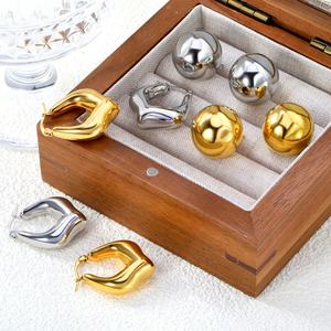 Pendientes de Aro Pequeños de Acero Inoxidable con Cuentas Redondas Huecas, Joyería Chapada en Oro para Mujer, Pendientes de Aro Gruesos Irregulares en Forma de Burbuja y U - Product Image 1