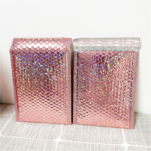 Bolsas de Embalaje de Papel de Aluminio Rosa Brillante Personalizadas de 6x10 4x8, Sobres Acolchados Iridiscentes para Envíos, Sobres de Burbuja Metálicos Holográficos - Product Image 3