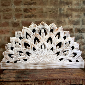 Grande décoration murale en bois massif blanc vieilli, sculptée à la main avec motif floral de lotus, pour le dos des canapés-lits et le salon - Product Image 1