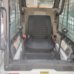 Mini chargeuse sur pneus de 3,5 tonnes, très pratique et capable de réaliser de nombreuses tâches. Il est confortable de conduire. Chargeur Bobcat S220 d'occasion - Product Image 5