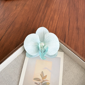 Kẹp tóc Phalaenopsis ngọt ngào với hoa giả ở các cạnh tạo nên bầu không khí cao cấp. Kẹp mỏ vịt - Product Image 6