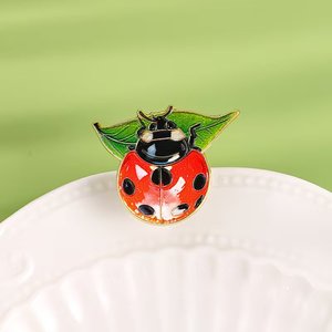 Pin de solapa de metal esmaltado con diseño de mariquita de siete puntos y hoja, estilo moderno y lindo, insignia de insecto - Product Image 5