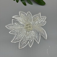 Patch en tissu à coudre avec dentelle florale noire et blanche, perles et broderie de sequins