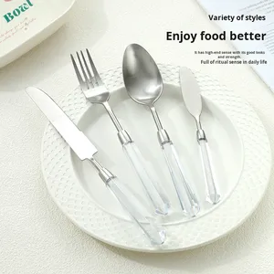 Ensemble de couverts élégants en acrylique transparent et or avec poignées en cristal pour les fêtes de mariage. - Product Image 2