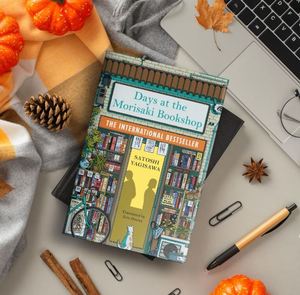 Comprar el libro 'Días en la Librería Morisaki' de Satoshi Yagisawa, novela de ficción en inglés y japonés, en venta - Product Image 5