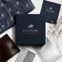 Boîte cadeau personnalisée en carton ondulé bleu écologique avec logo en feuille d'argent et doublure en éponge