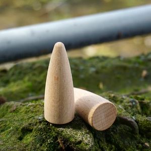 Venta al por mayor hecha a mano de 2 agujeros Gnomo de madera Peg Doll con botón de madera ecológico técnica de chapado - Product Image 2