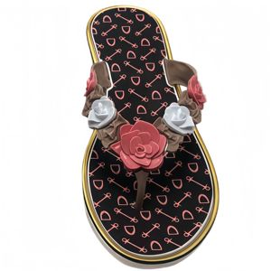 Tongs d'été écologiques en PVC à semelle épaisse pour femme, base noire avec imprimé ancre, bordure dorée, décoration <span class=keywords><strong>rose</strong></span> 3D, MOQ 1800 - Product Image 6