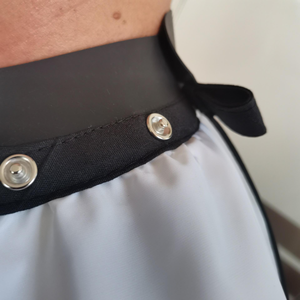 Cape de Salon Personnalisable Entièrement Noire de Haute Qualité et Confortable, Tablier de Coiffure Imperméable en Polyester avec Boutons-Pression en Silicone pour le Cou, pour Barbiers - Product Image 4