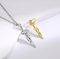 Collier tendance avec pendentif couple enlacé, plaqué or 18 carats, chaîne en acier inoxydable, cadeau d'amour parfait pour la Saint-Valentin