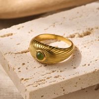 Maßgefertigter 316L Edelstahl Sonnenstrahlen-Texturierter Breiter Ring für Damen 18K Vergoldet mit Grünem Stein Besetzt Vintage Fingerring