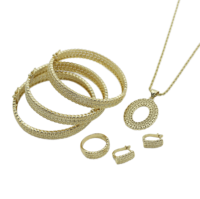 Ensemble de bagues et bracelets tendance pour femmes en laiton plaqué or 18 carats – Parure de bijoux raffinés à motif classique pour anniversaire et mode
