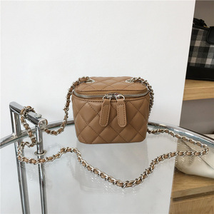 Bolso de Invierno Pequeño Cuadrado con Patrón de Diamantes, Estilo Mini 2022, con Cadena Acolchada y Diseño de Caja de Lápiz Labial - Product Image 5