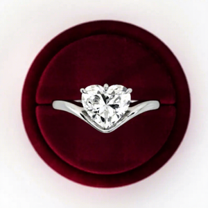 Anillo Solitario de Diamante Cultivado en Laboratorio con Diseño Único en Forma de Corazón, Diamante Curvo, Certificado IGI, Claridad VVS, Oro Sólido de 14k/18k - Product Image 3