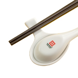 OEM 2022หรูหราสีขาวพอร์ซเลนช้อนและผู้ถือตะเกียบแนวโน้มร้อนขายส่งสำหรับโรงแรมและร้านอาหาร - Product Image 2