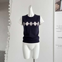 Ensemble deux pièces pour femme : Gilet tricoté à motif losanges style preppy, sans manches, col rond, et T-shirt blanc ample à manches courtes