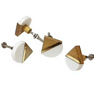 Boutons de porte de commode en laiton et résine acrylique lucite faits à la main de haute qualité, design moderne pour meubles de chambre et de salle de bain - Product Image 4