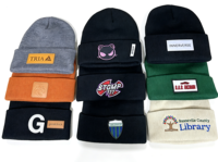 Bonnet d'hiver tricoté personnalisé OEM en gros, avec patch en cuir de haute qualité, décontracté, chaud, camouflage, nœuds, design, pour sport et extérieur