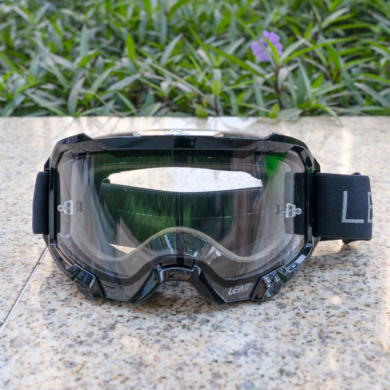 กรอบสีดำ / เลนส์ใส