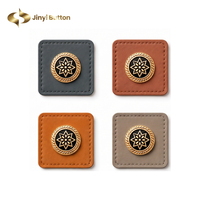 Écussons en cuir personnalisés Jinyi OEM ODM avec logo métallique et bordure cousue, étiquettes carrées en cuir sur mesure pour hijabs et foulards
