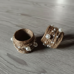 Porte-serviettes en rotin élégant avec accent de perles blanches pour une décoration de table à manger élégante et une présentation de cuisine à domicile en provenance d'Inde - Product Image 1