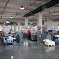 Machine de recouvrement entièrement automatique pour plateaux carrés en carton, pour le bord supérieur et inférieur des plateaux à gâteaux carrés épais et fins