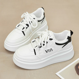 Chaussures pour femmes à talon bas, respirantes, imperméables, en maille, à semelle souple, à lacets et à pompons, idéales pour l'hiver, les trajets quotidiens et la marche - Product Image 2
