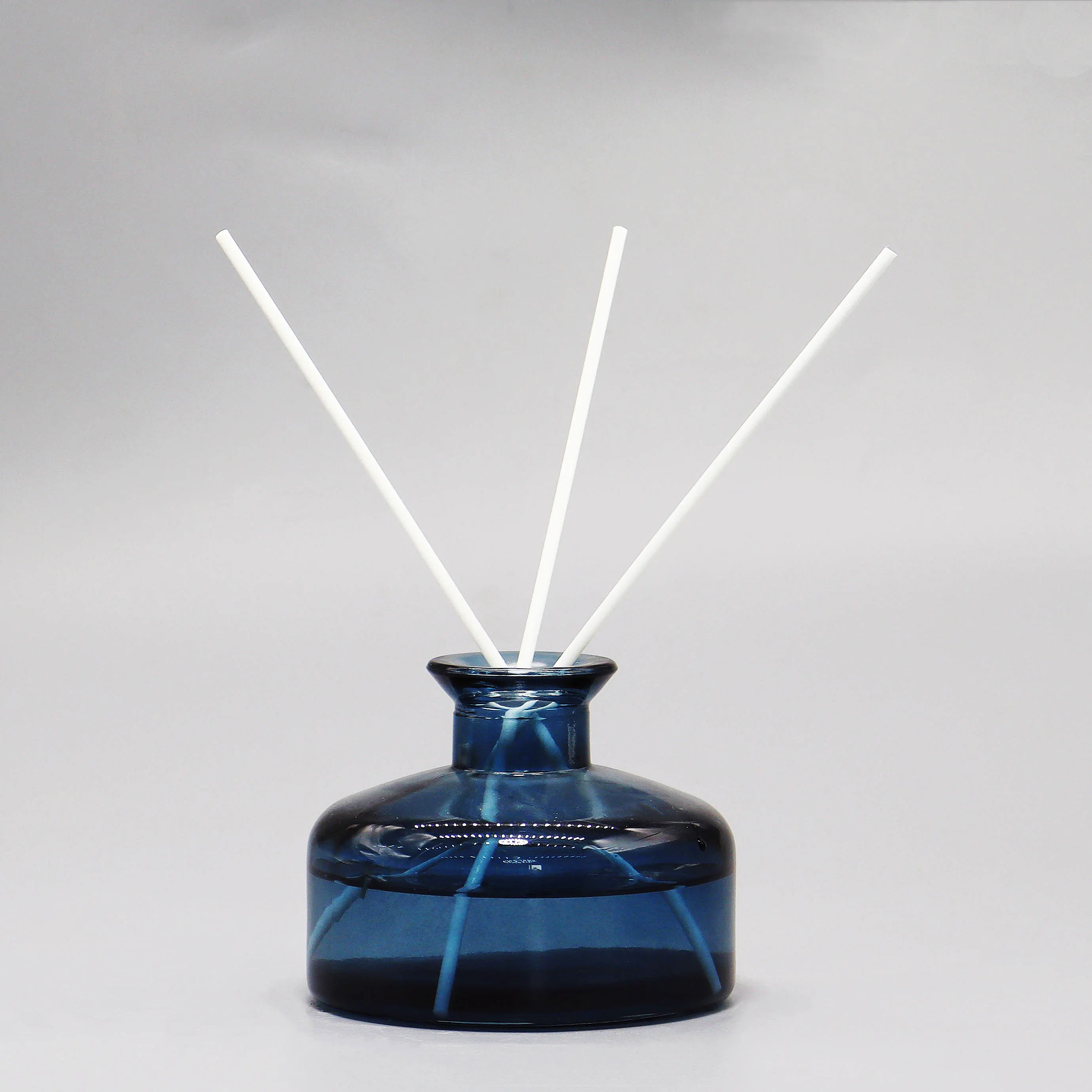 Custom Wholesale Round Aroma Glass Reed Diffuser Bottle Pure Colour Glass Simple Rattan Aromatherapy Diffuser With Sticks