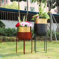 Jardinière élégante en acier inoxydable noir mat, pot de fleurs décoratif en métal pour la décoration de balcon d'appartement contemporain