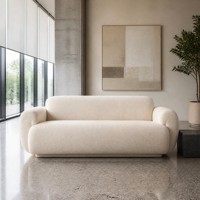 Canapé moderne pour salon en bouclette ivoire à profil bas avec dossier à traverses et accoudoirs roulés, assise contractée