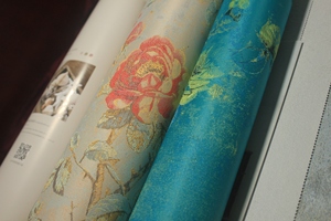 Papel tapiz autoadhesivo moderno, patrón de flores Jacquard europeo, función a prueba de humedad, rollo de paredes de suministro de fábrica - Product Image 4