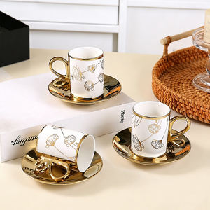 طقم فناجين قهوة سيراميك فاخر على الطراز الأوروبي الحديث، مطلي بالذهب، يتكون من <span class=keywords><strong>6</strong></span> فناجين قهوة و<span class=keywords><strong>6</strong></span> صحون، هدية للشرق الأوسط، طقم من 12 قطعة في علبة هدايا - Product Image 1