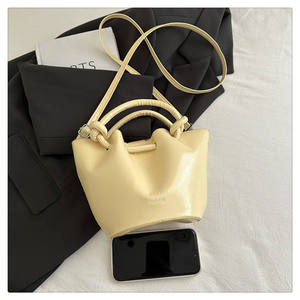 Bolso de mano multifuncional de PU con acabado de cera al aceite, estilo coreano minimalista, muy vendido y a la moda. - Product Image 4