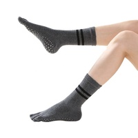 Chaussettes de yoga à 5 orteils pour femmes Chaussettes antidérapantes en silicone Gym Crew Sport Chaussettes de pilates rayées avec logo personnalisé