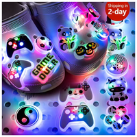 Breloques LED imperméables et résistantes pour chaussures, épingles lumineuses de créateur pour sabots, cadeaux de fête pour enfants et adultes, breloques lumineuses mignonnes pour sabots en gros