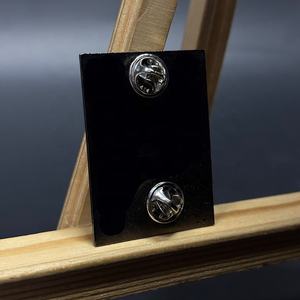 شارات بالمينا الصلبة بالليزر بتصميم إبداعي مخصص وشارات دبوس طية صدر من النحاس الأصفر والذهب والمعدن - Product Image 3