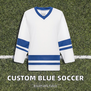 Maillot de football personnalisé en gros, rayures bleues et blanches classiques, short anti-bactérien, entièrement sublimé, imprimé par transfert thermique - Product Image 2