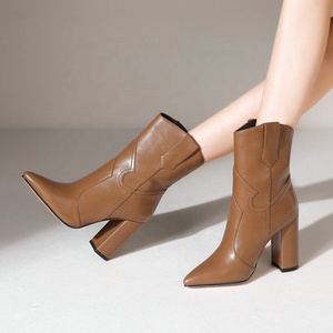 Botas de Invierno en Stock, Botines de Tacón Grueso con Punta Puntiaguda, Botas de Tobillo a la Moda para Mujer, Estilo Slip-on Básico - Product Image 2