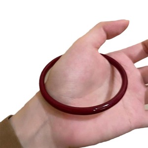 Grand bracelet de cinabre rouge avec la conception de jingle est une pièce fadeless de niche qui porte la bonne fortune - Product Image 2