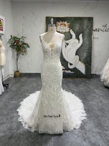 Abito da Sposa Moderno Stile Sirena in Pizzo con Strascico e Lunghezza a Terra - Product Image 6