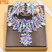 Ensemble de bijoux de carnaval en gros, accessoires, collier et boucles d'oreilles de mariée entièrement sertis de diamants et de cristaux pour mariage, élégance et fête