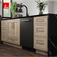 Armoires de cuisine modernes sur mesure Alland, style Shaker blanc et chêne avec îlot en quartz noir et poignées en laiton pour la décoration de la maison
