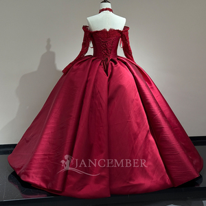 Robe de bal de Quinceañera Xs286 moderne rouge bordeaux en satin, épaules dénudées, manches en dentelle, longueur ras du sol, avec appliques, pour Sweet 15 - Product Image 4