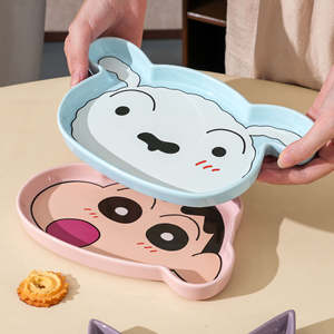 จานเซรามิคลายการ์ตูนรูปแอปเปิ้ลของเครยอนชินจัง สำหรับเด็ก ชุดอาหารเย็น สีชมพู ฟ้า ม่วง ลายหมู - Product Image 1