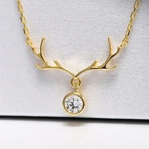 Collana con Ciondolo a Forma di Corno in Oro Giallo con Cristalli e Strass, Catena Minimalista per Uso Quotidiano Femminile - Product Image 1