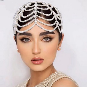 Chaîne de tête en maille et perles style années 20, serre-tête vintage blanc à pompons et perles pour mariée - Product Image 1