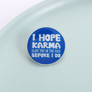Pin <span class=keywords><strong>de</strong></span> Esmalte con Frases Satirizantes y Emocionales: Espero que la Karma te Proporcione una Larga Mala Suerte <span class=keywords><strong>Antes</strong></span> <span class=keywords><strong>de</strong></span> que yo lo haga. Broche, Insignia para Mochila, Joyería, Regalo - Product Image 1