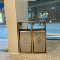 Poubelle intérieure moderne en acier inoxydable avec finition anti-traces de doigts pour les halls d'hôtels de luxe et les centres commerciaux