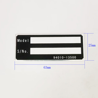 Plaque signalétique minimaliste en métal aluminium noir avec mots argentés à base noire sérigraphiée pour vitrine de modèle de produit d'affichage